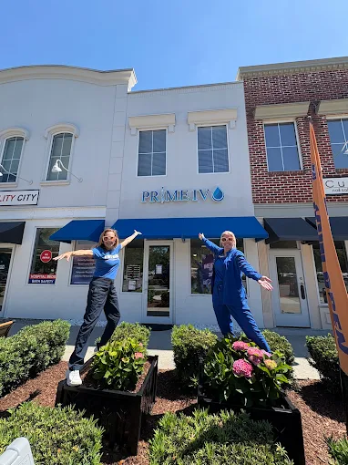 Prime IV staff posing in front of the Bluffton storefront
